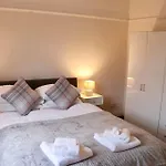 Apartment Entire Family Vacation . Wifi . Free Parking *