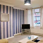 Apartment Entire Family Vacation . Wifi . Free Parking Leeds (West Yorkshire)