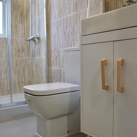 Apartament Entire Family Vacation . Wifi . Free Parking Leeds (West Yorkshire)