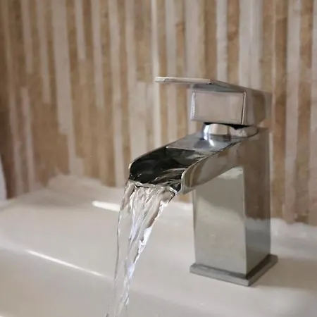 Entire Family Vacation . Wifi . Free Parking Apartament *