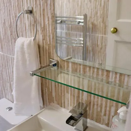 Entire Family Vacation . Wifi . Free Parking Leeds (West Yorkshire)