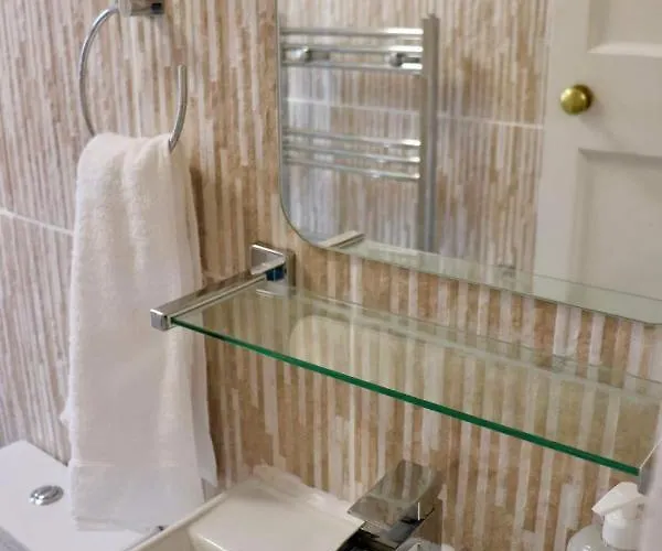 Entire Family Vacation . Wifi . Free Parking Leeds (West Yorkshire)