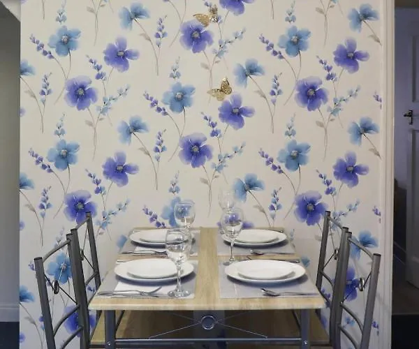 Entire Family Vacation . Wifi . Free Parking Appartement