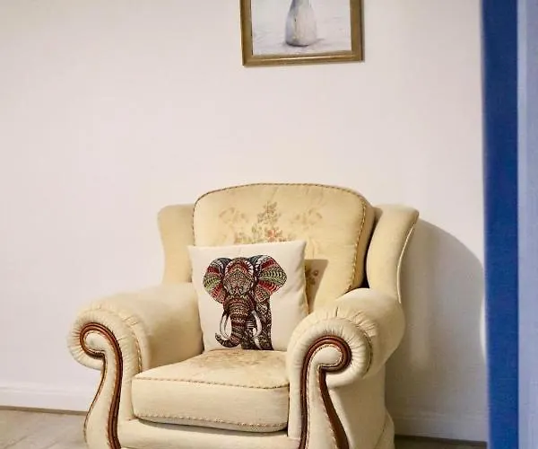 Entire Family Vacation . Wifi . Free Parking Appartement *