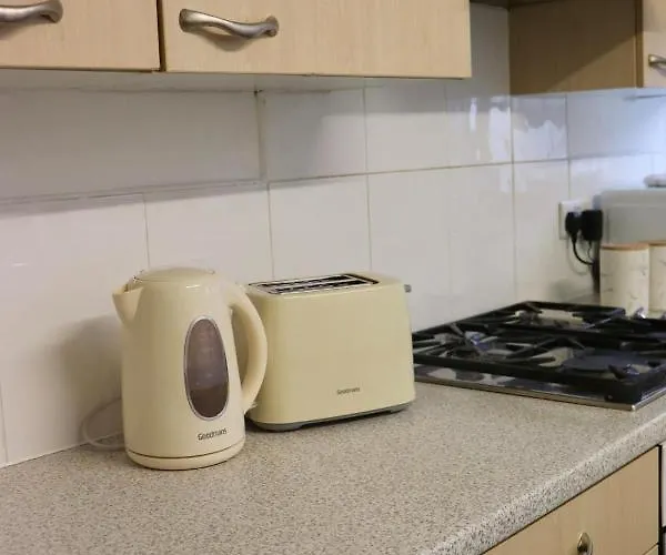 Entire Family Vacation . Wifi . Free Parking Appartement